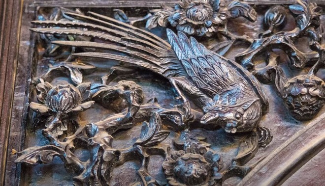 Hoa văn trang trí trong ngôi nhà được chạm khắc tinh xảo.