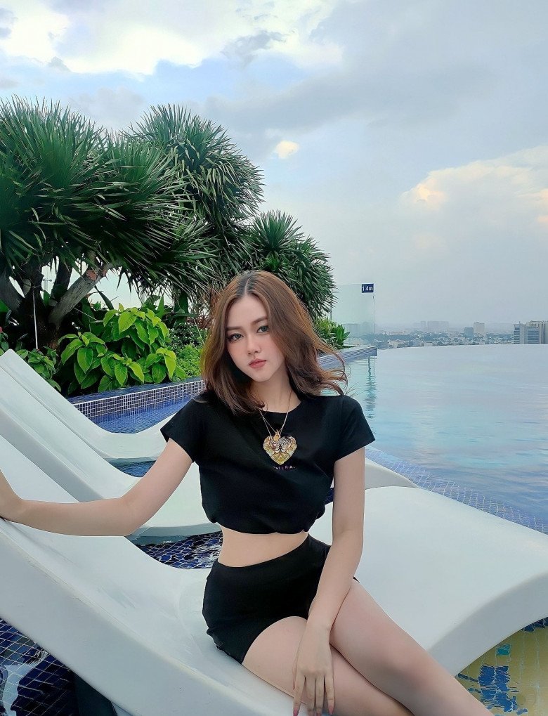 Và đâu chỉ dừng lại ở gương mặt đẹp tựa nữ thần, Thoại Nghi còn may mắn sở hữu thân hình chuẩn mực. Mặc dù mỏng manh, nhưng lại đầy thoát tục, phù hợp với vẻ đẹp của tiểu tiên nữ Sài thành.