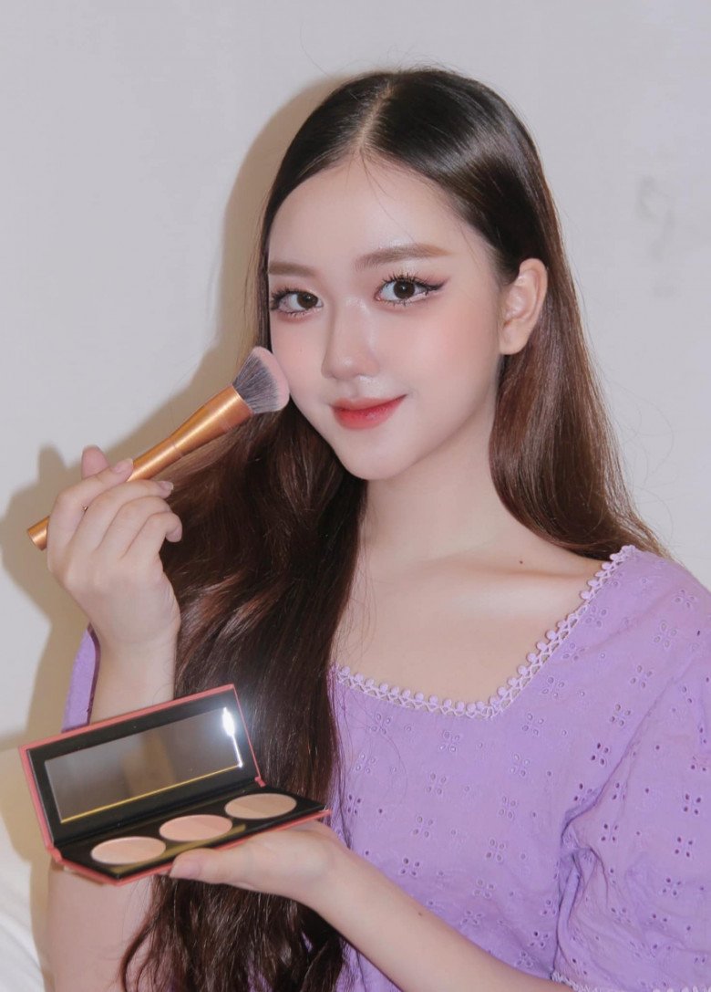 Với visual rực rỡ cỡ này, hot girl 10X có thể kiếm được 100 triệu đồng, số tiền này được dùng để phụ giúp bố mẹ, tự trang trải chi phí cá nhân,... nhờ vào việc làm KOL, quảng cáo sản phẩm...