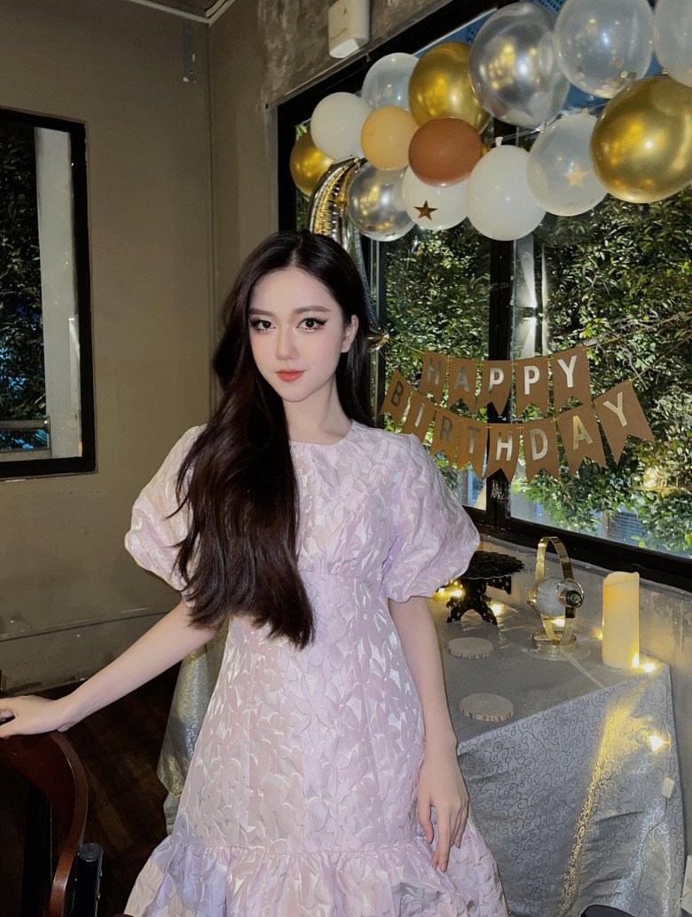 Ở tuổi 17, vẻ đẹp tựa nữ thần của Thoại Nghi khiến dân tình càng ngắm càng say.