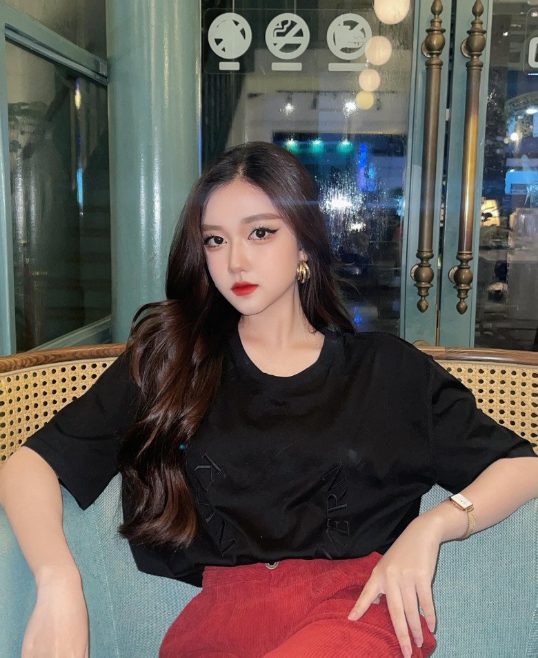 Mái tóc dài bồng bềnh lúc nào cũng được uốn xoăn nhẹ nhàng cũng là một trong những ưu điểm giúp hình ảnh của Thoại Nghi nâng tầm thêm vài phần sang xịn. 