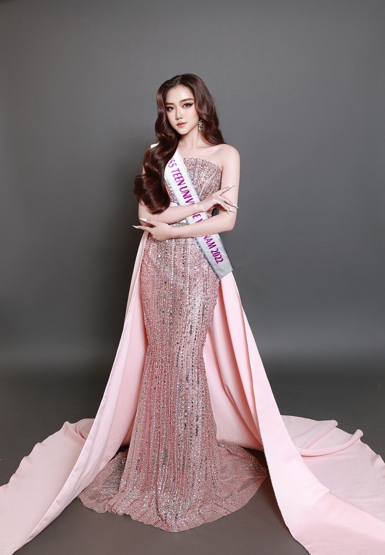 Đáng chú ý là mới đây, Thoại Nghi còn được đề cử trở thành đại diện của Việt Nam tham dự cuộc thi Miss Teen Universe tại Mỹ. Bước tiến này của 10X khiến không ít người phải ngỡ ngàng. 