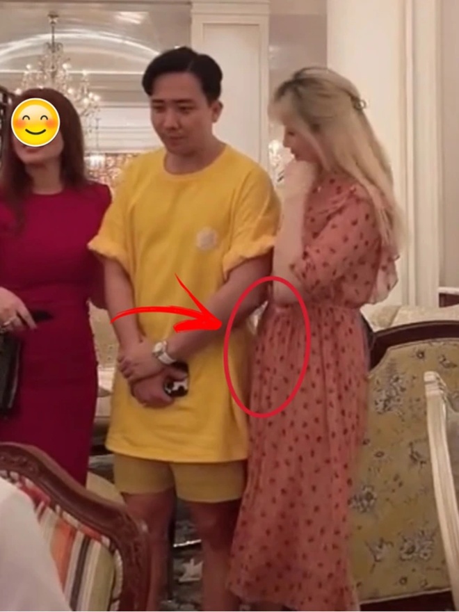 Hari Won 5 lần 7 lượt bị đồn mang bầu vì xuất hiện với vòng 2 vượt mặt.