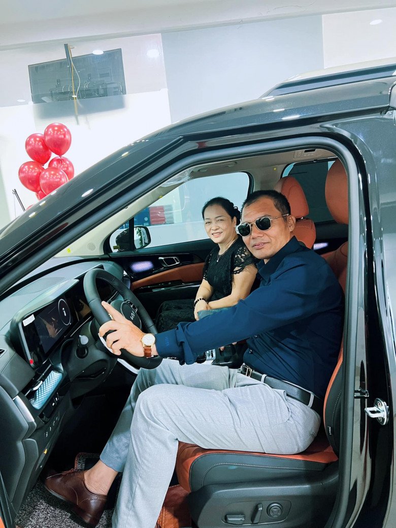 Cô vừa tậu cho bố mẹ một chiếc xế đắt tiền.