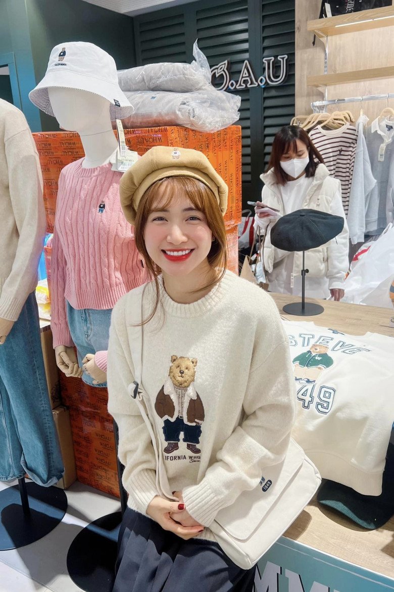 Hòa Minzy cũng mới phát triển thêm nghề tay trái là bán quần áo.