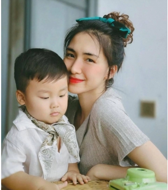 Hòa Minzy cũng là một người mẹ có cách dạy con khoa học, được nhiều bà mẹ ngưỡng mộ.