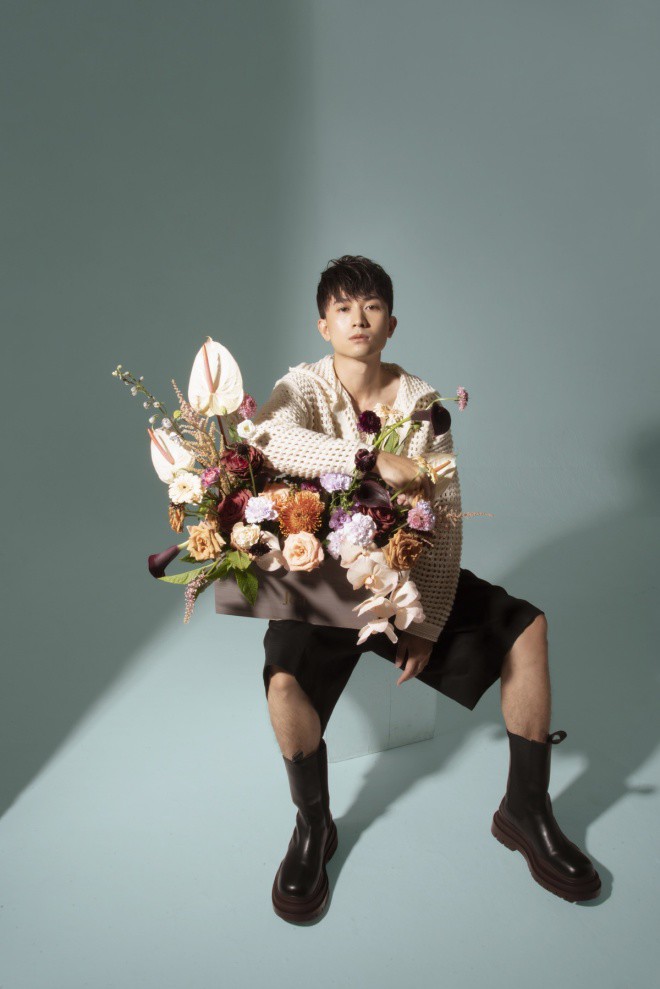 Chia sẻ thêm về dự định trong lĩnh vực phim ảnh, nam diễn viên tiết lộ anh vừa nhận lời tham gia và đang thực hiện các cảnh quay cho một bộ phim truyền hình mới với bối cảnh ngoại ô, khu đô thị cách không xa thành phố. 