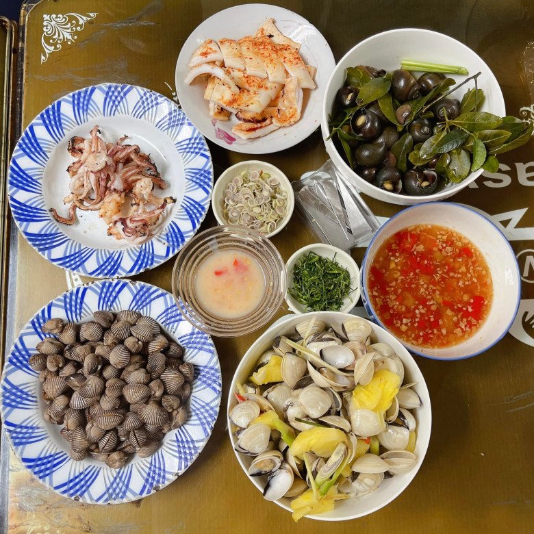Trong khi đó, Hoàng Linh thường xuyên khoe cảnh chồng vào bếp nấu cơm, còn mẹ ruột cô thì  lần nào đi chợ cũng phải tính bằng đơn vị yến, song những đứa con ấy vẫn miệt mài, cặm cụi, nỗ lực và... ăn hết!