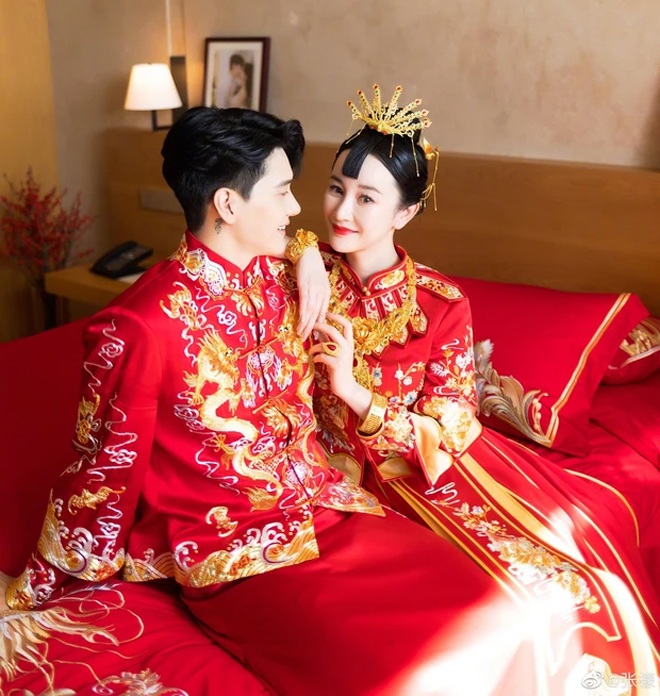 Trương Mông đeo vòng vàng trĩu cổ, trĩu tay.