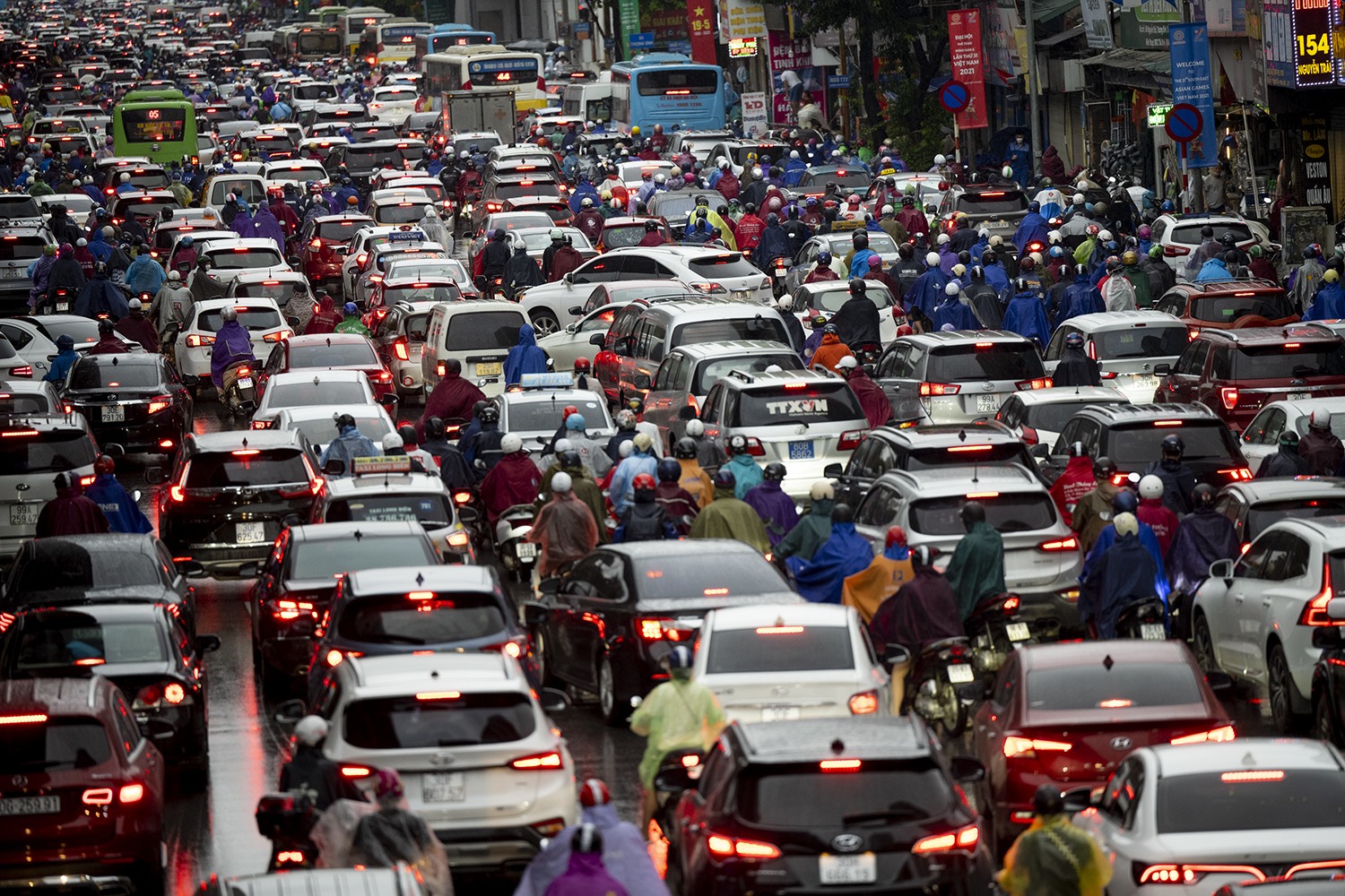 Ở Hà Nội, nhịp sống hối hả cũng đã quay trở lại, đường phố ken đặc người. Tại các điểm dừng chờ tín hiệu giao thông, chủ phương tiện phải chờ 5 lần đèn đỏ vẫn chưa thể đi qua được nút giao.