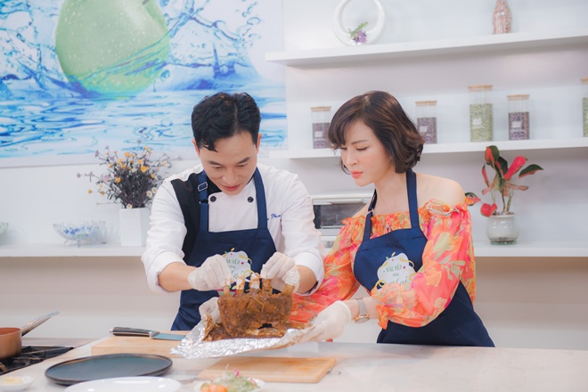 Chuyên mục ẩm thực là điểm nhấn thú vị của chương trình, được Thanh Mai dành nhiều tâm huyết để lựa chọn những công thức nấu nướng ngon miệng, tốt cho sức khỏe. Tập này, cô cùng đầu bếp mang đến khán giả món ăn mang hương vị giao thoa giữa Á – Âu là sườn nướng với nguyên liệu gồm sườn heo tươi, trái sơ ri, phúc bồn tử, rượu vang đỏ, lá hương thảo…