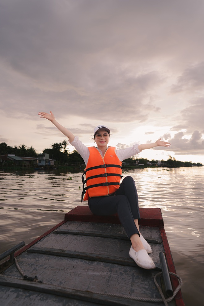 Ở phần tiếp theo, cô đưa khán giả ghé thăm Chợ nổi Cái Răng với những thú vui sông nước của người Cần Thơ. Tại đây, cô trải nghiệm đi dạo trên sông bằng thuyền, thưởng thức các món ăn miền Tây, mua trái cây tại các thuyền buôn của người bản địa.