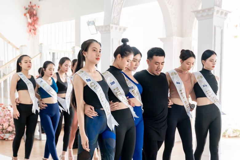 Các thí sinh Hoa hậu Du lịch Việt Nam 2022 đang được training bài tập tinh thần tập thể.