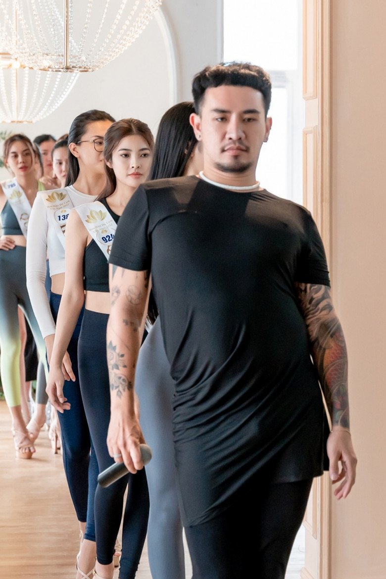 Anh Bi Tô trực tiếp training cho các thí sinh.