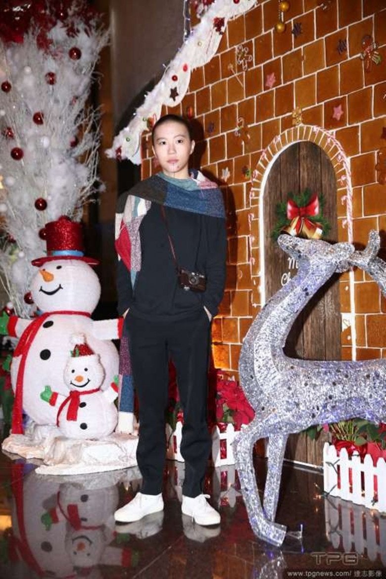 Nếu nhìn hình ảnh mới của Đậu Tĩnh Đồng khi nuôi tóc dài, ăn mặc áo cổ xẻ sâu gợi cảm ở phía trên và so với hình ảnh nổi loạn năm xưa này, nhiều người hẳn phải rất ngạc nhiên.