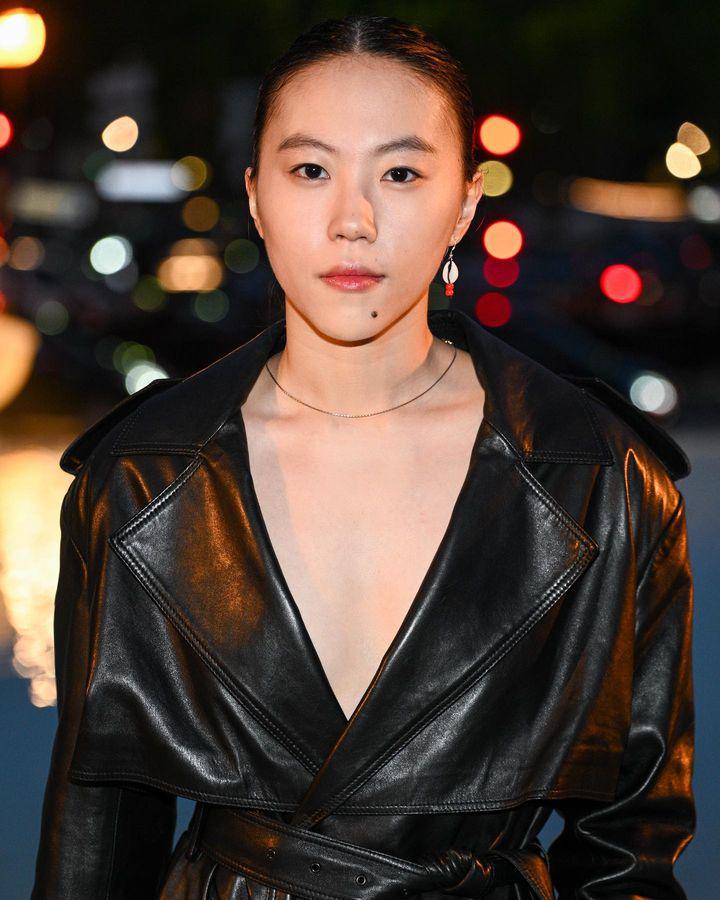 Cô nàng lên trang tạp chí Harpers Bazaar Hongkong với phong cách hoàn toàn mới. Cô nàng tút tát với layout sương sương, mái tóc được búi gọn gàng phía sau vẫn có những đường nét cá tính vốn có của cô nàng.