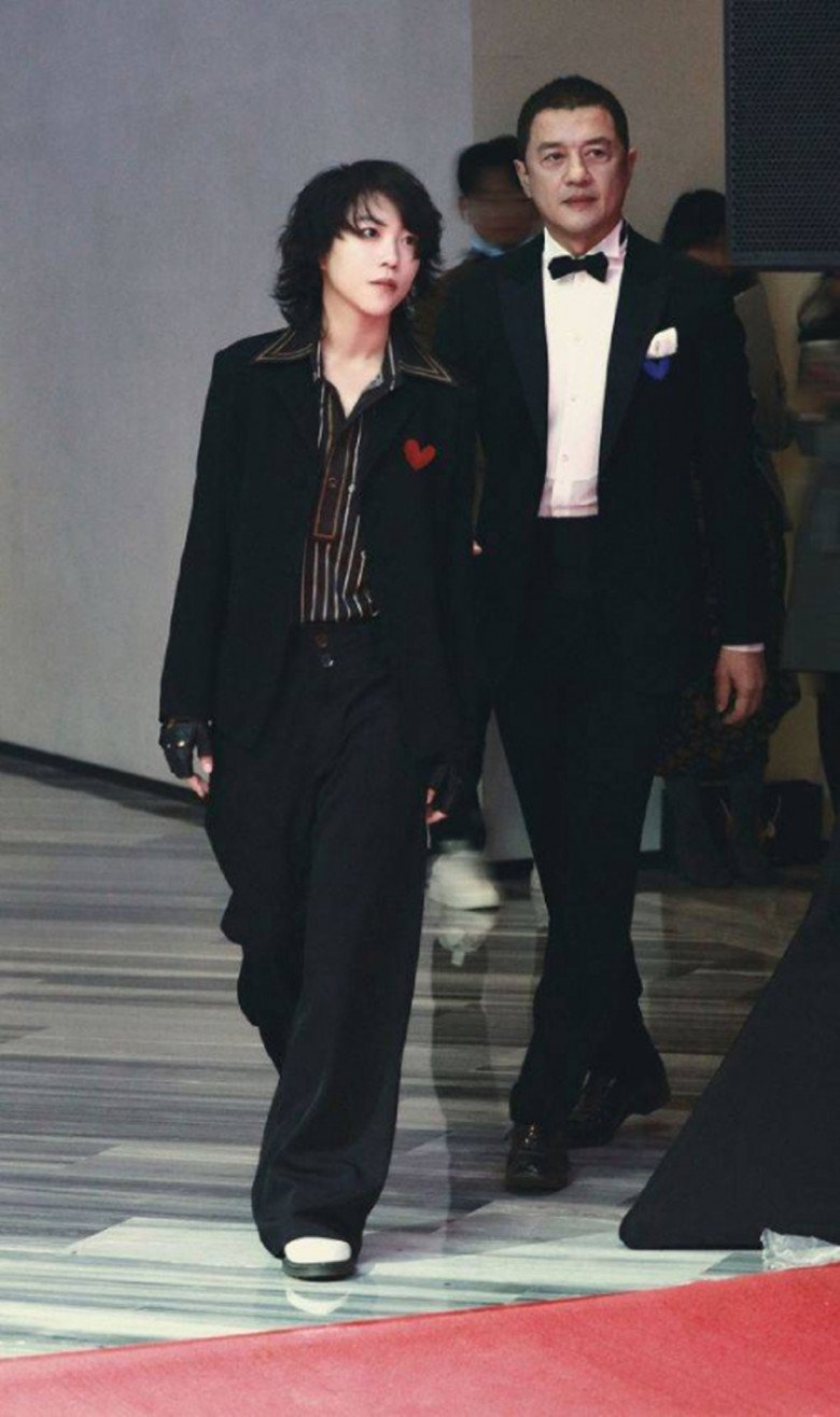 Đậu Tĩnh Đồng là con gái lớn của Vương Phi với người chồng đầu tiên. Cô sở hữu vẻ ngoài tomboy, mạnh mẽ, từng tuyên bố bỏ học, thừa nhận mình là người đồng tính khi bước vào tuổi 20. Nữ nghệ sĩ trẻ cũng từng được cha dượng Lý Á Bằng tháp tùng trong các sự kiện.