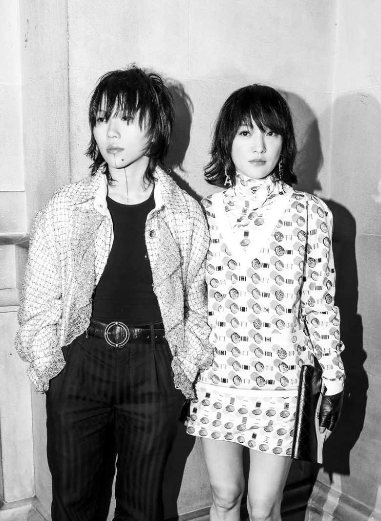 Những lần xuất hiện với biểu tượng thời trang của Chanel tại xứ Trung, Đậu Tĩnh Đồng luôn phối hợp phong cách rất ăn ý, mạnh mẽ và chẳng kém phần hút mắt.