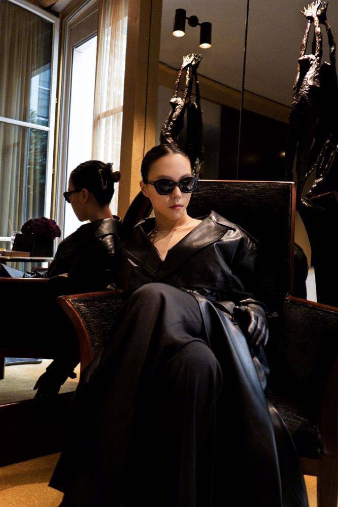 Nguyên set tuyền đen vẫn nổi bần bật vì tôn lên được cá tính mạnh của người trưng diện.