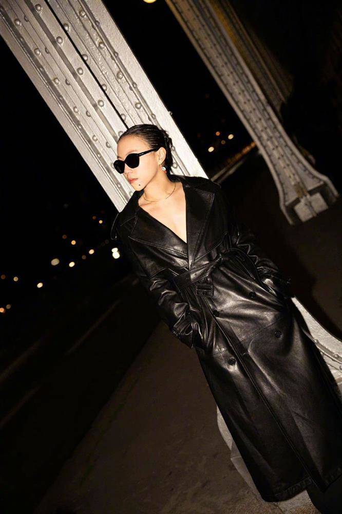 Thiết kế áo mangto bằng da có phần cổ áo xẻ sâu vô cùng gợi cảm.