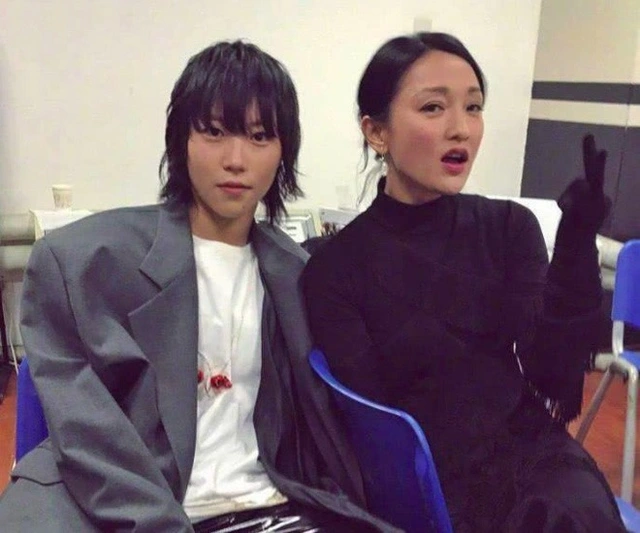 Cô nàng xuất hiện bên cạnh Châu Tấn với phong cách đậm chất tomboy với áo vest, blazer mạnh mẽ.