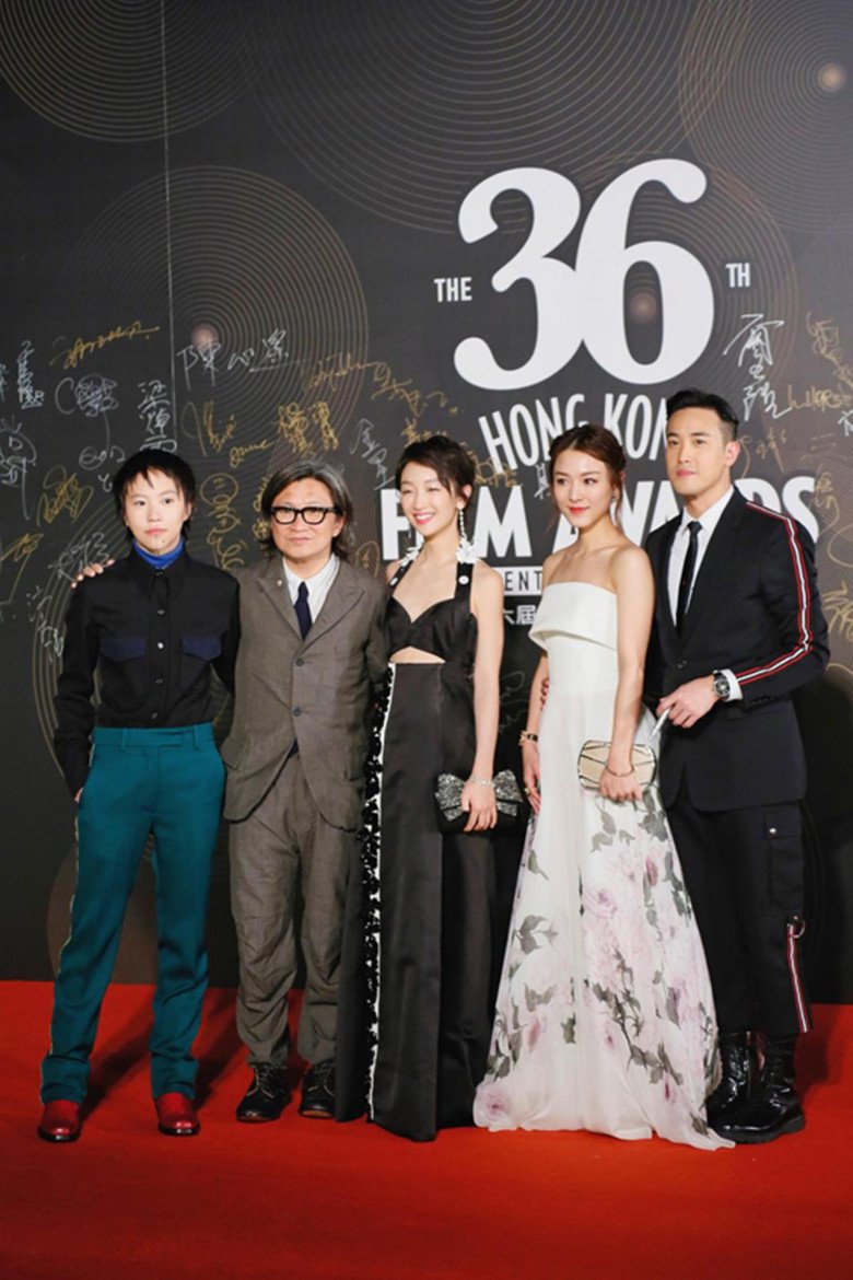 Giữa 1 rừng những người đẹp váy áo nữ tính lộng lẫy thì sự xuất hiện trên thảm đỏ với màu sắc đặc biệt như Đậu Tĩnh Đồng là điểm nhấn sáng giá.