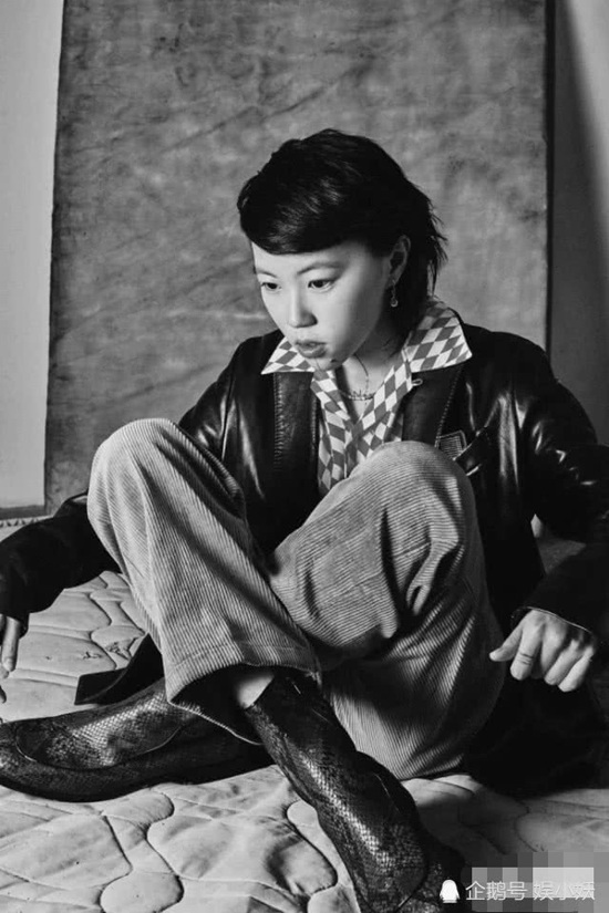 Lối mix amp; match layering của con gái đầu Vương Phi nhận được rất nhiều lời khen từ giới đam mê thời trang.