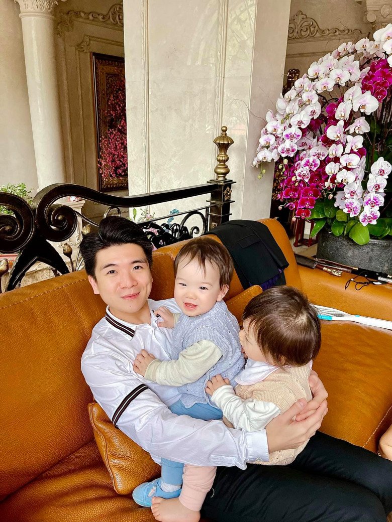 Cuộc sống ngậm thìa vàng của 2 bé sinh đôi nhà anh trai chồng Đỗ Mỹ Linh trong biệt thự xa hoa - 6