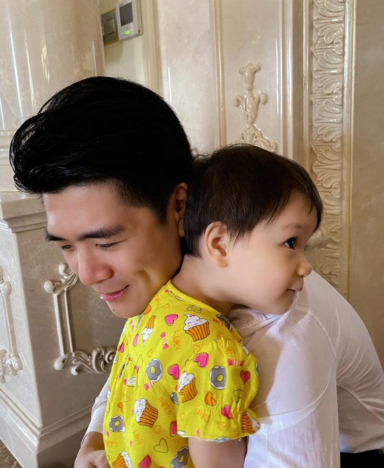 Cuộc sống ngậm thìa vàng của 2 bé sinh đôi nhà anh trai chồng Đỗ Mỹ Linh trong biệt thự xa hoa - 15