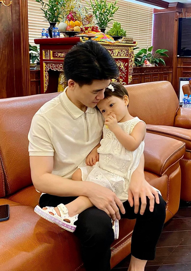 Cuộc sống ngậm thìa vàng của 2 bé sinh đôi nhà anh trai chồng Đỗ Mỹ Linh trong biệt thự xa hoa - 16