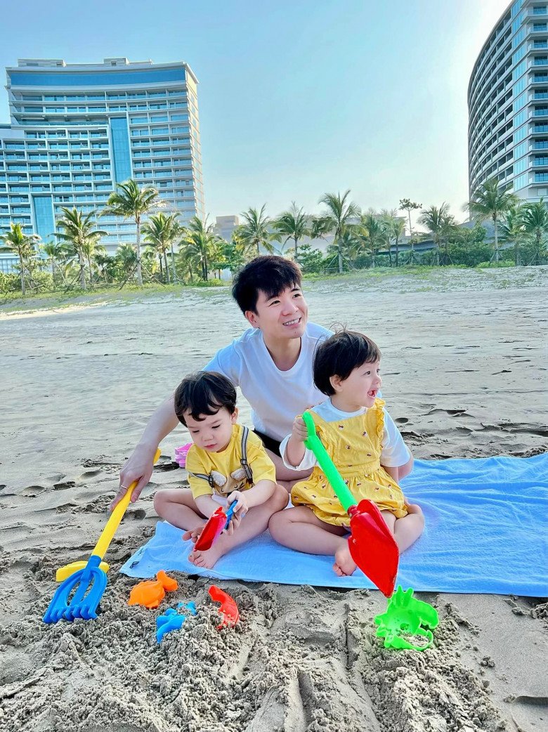 Cuộc sống ngậm thìa vàng của 2 bé sinh đôi nhà anh trai chồng Đỗ Mỹ Linh trong biệt thự xa hoa - 14