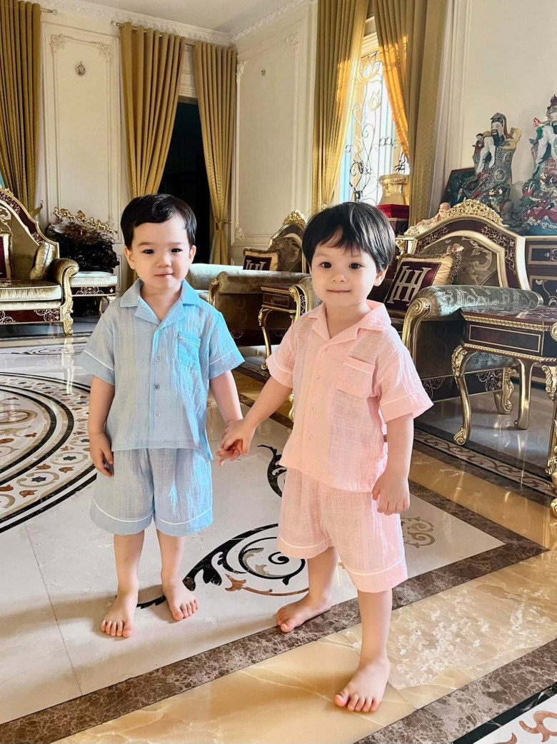 Cuộc sống ngậm thìa vàng của 2 bé sinh đôi nhà anh trai chồng Đỗ Mỹ Linh trong biệt thự xa hoa - 10