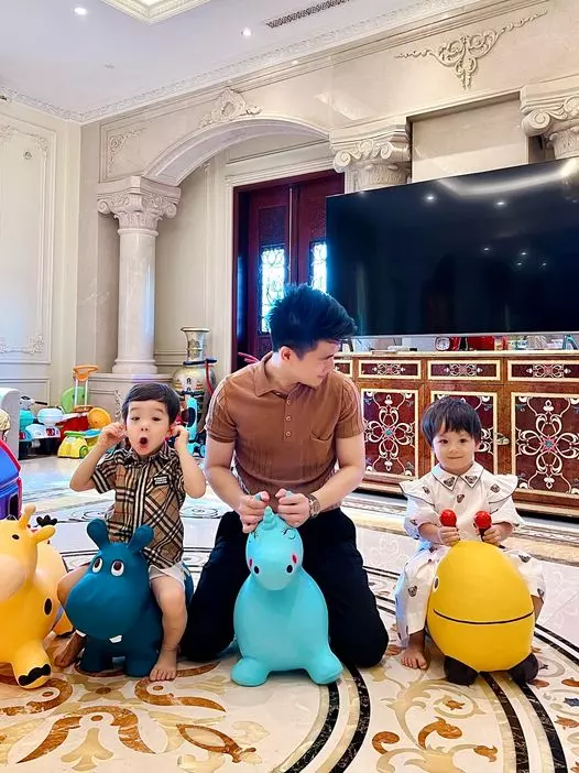 Cuộc sống ngậm thìa vàng của 2 bé sinh đôi nhà anh trai chồng Đỗ Mỹ Linh trong biệt thự xa hoa - 9