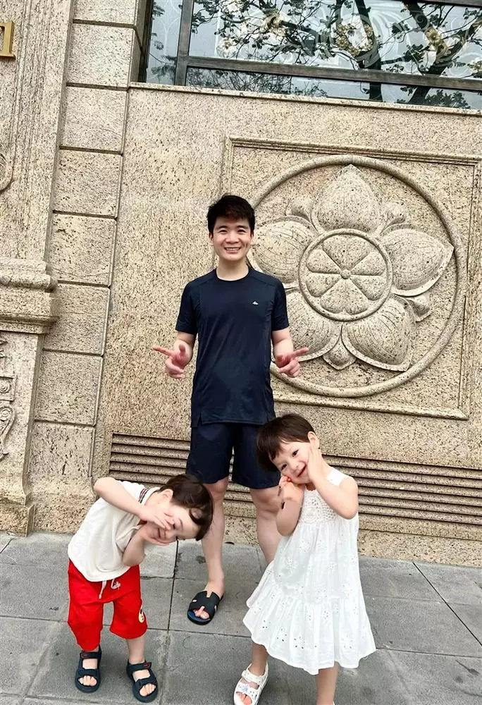 Cuộc sống ngậm thìa vàng của 2 bé sinh đôi nhà anh trai chồng Đỗ Mỹ Linh trong biệt thự xa hoa - 4