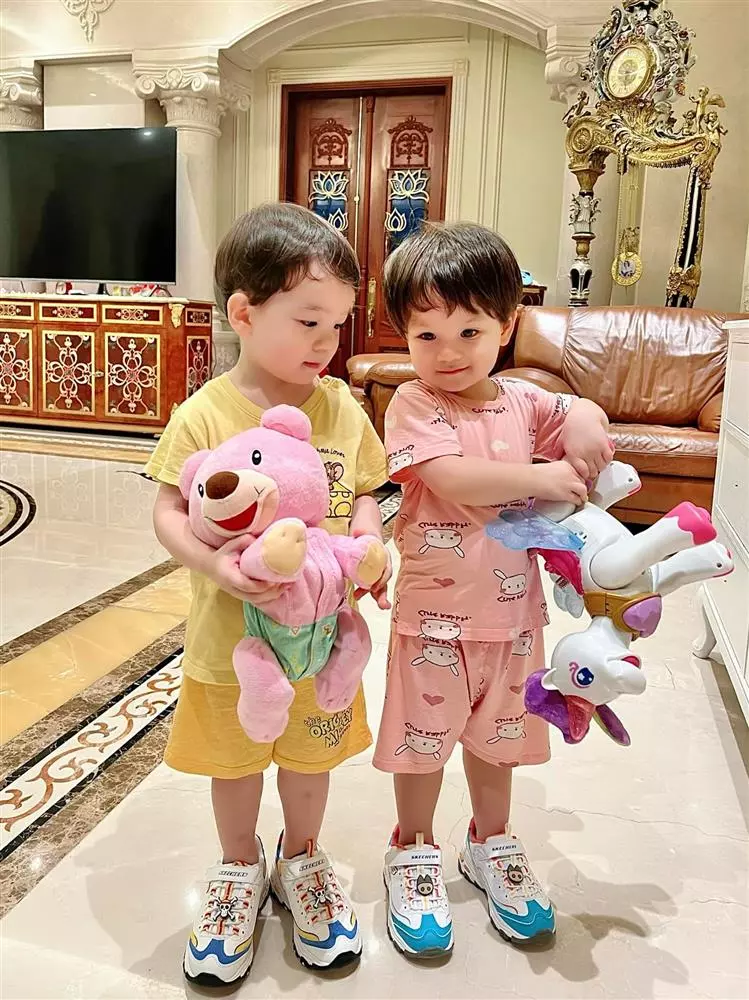 Cuộc sống ngậm thìa vàng của 2 bé sinh đôi nhà anh trai chồng Đỗ Mỹ Linh trong biệt thự xa hoa - 3