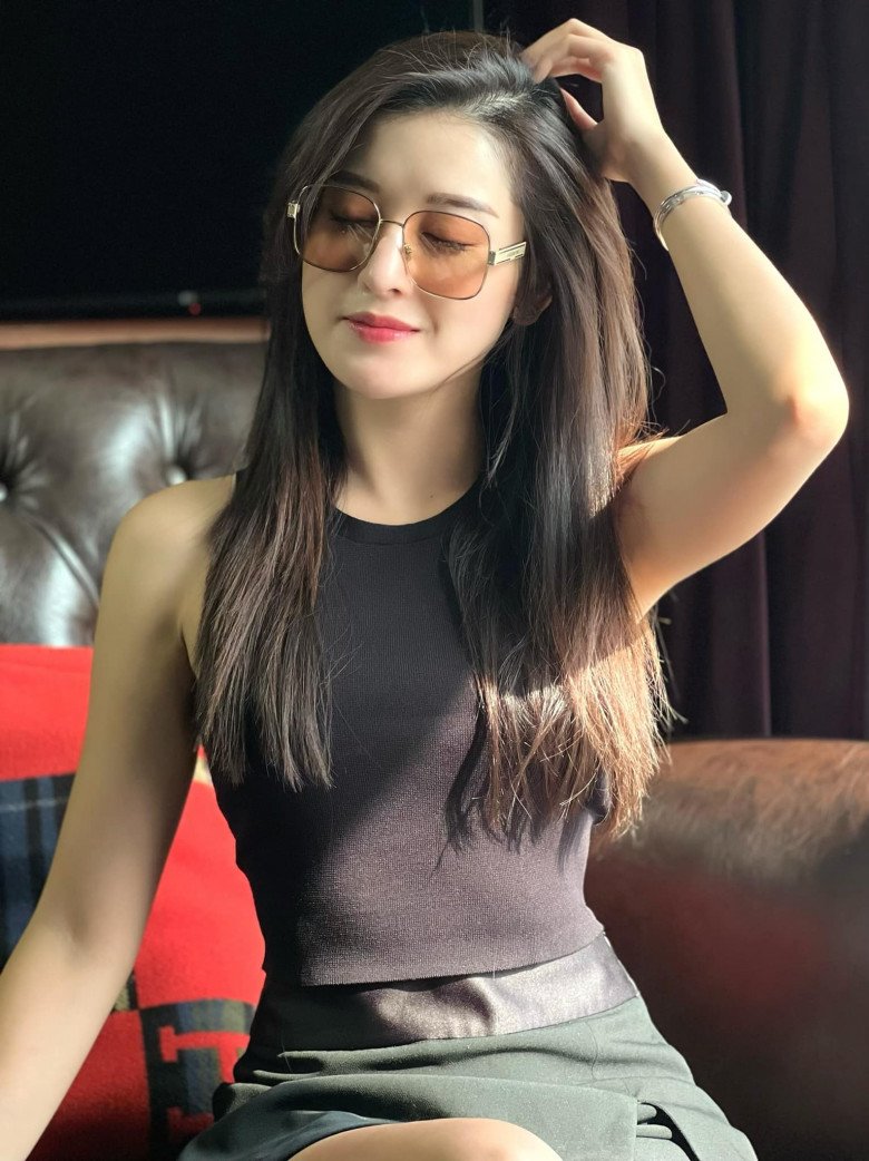 Khi giảm được số mốc cân nặng mục tiêu, người đẹp hào hứng chia sẻ tới người hâm mộ. Người đẹp triệu view không cầu kì hay trang điểm đậm đà vẫn gây ấn tượng với vòng eo con kiến.