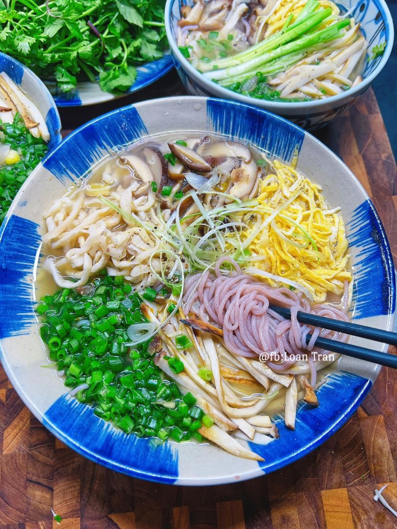 Đȃy là 1 tȏ bún thang chay. 