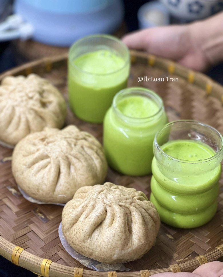 Bánh bao nguyên cám nhȃn ức gà và ly sữa hạt vị rau.