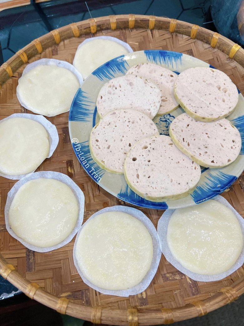 Một bữa sáng với bánh dày giò.