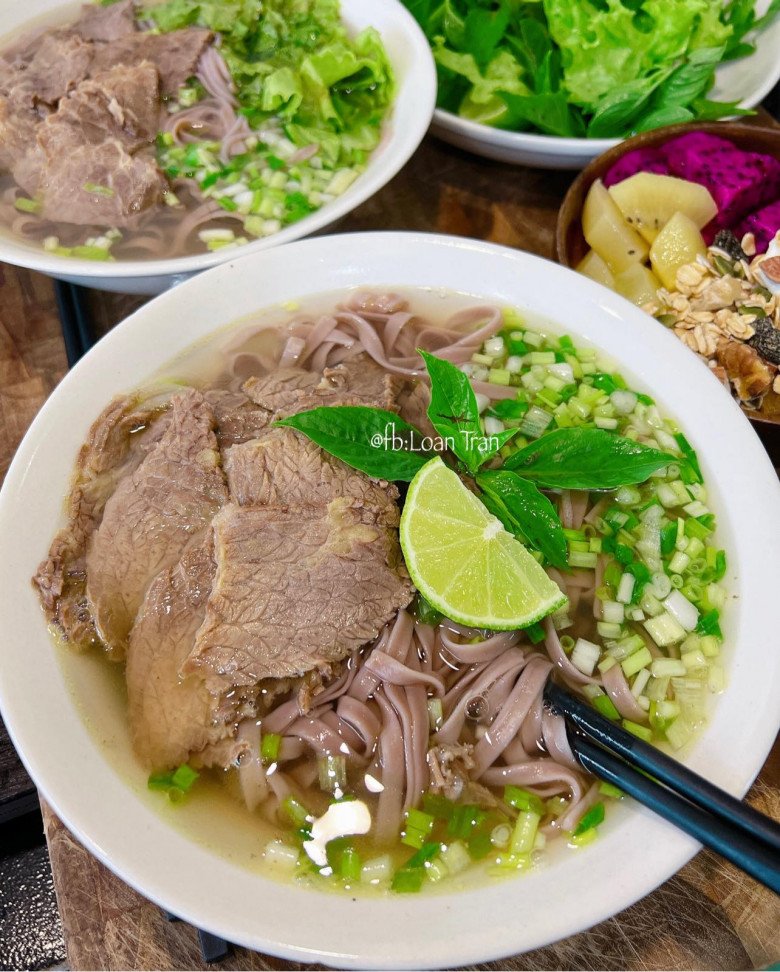 Bữa sáng ᵭơn giản với phở bò khȏng cần nước xương.