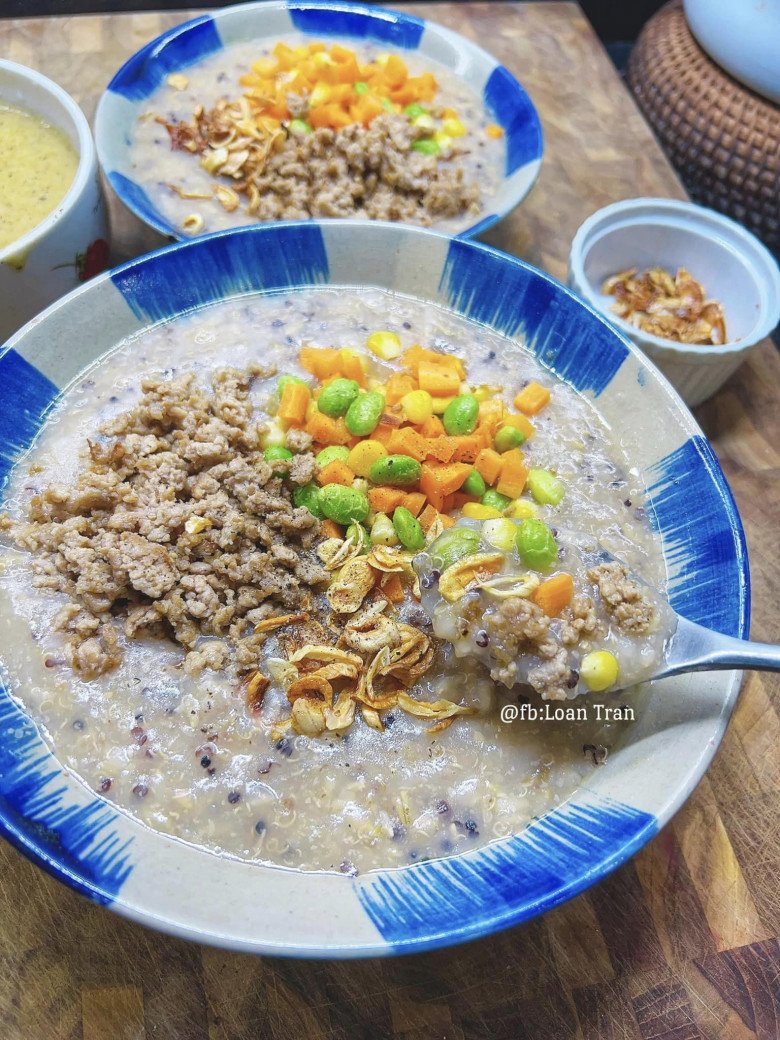 Cháo mix hạt dinh dưỡng ăn kèm thịt bằm và rau củ. Món cháo này khȏng cần topping ăn vẫn ngon.