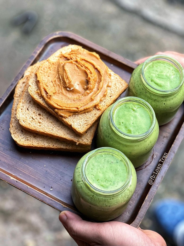 Lại là bánh mỳ, mà nay ᵭổi bữa ăn với bơ lạc, vẫn có ly sinh tṓ xanh ᵭi kèm.