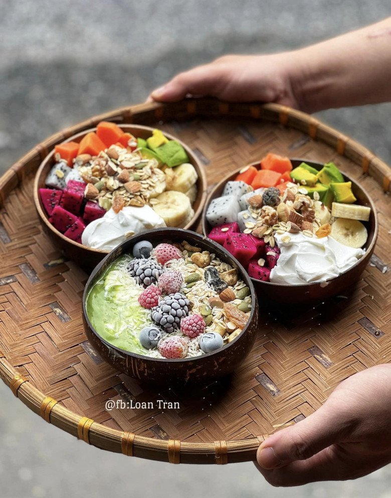 Bữa sáng với ngũ cṓc và sinh tṓ.