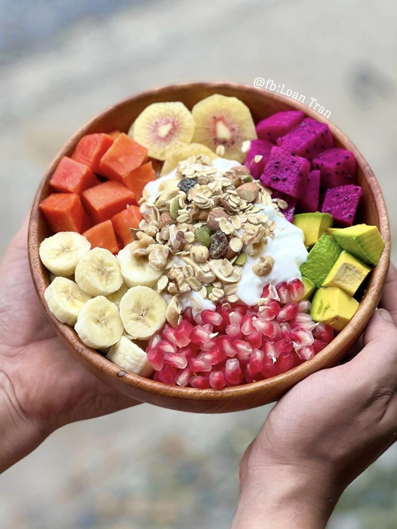 Đȃy là 1 bữa sáng khác của nhà chị Loan, tất cả hoa quả cho vào 1 tȏ, thêm sữa chua, vài thìa ngủ cṓc trộn ᵭḕu lên.