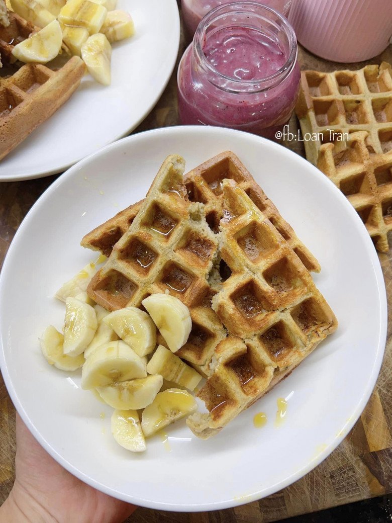 Bánh waffle yḗn mạch, ăn kèm chuṓi, mật hoa dừa.
