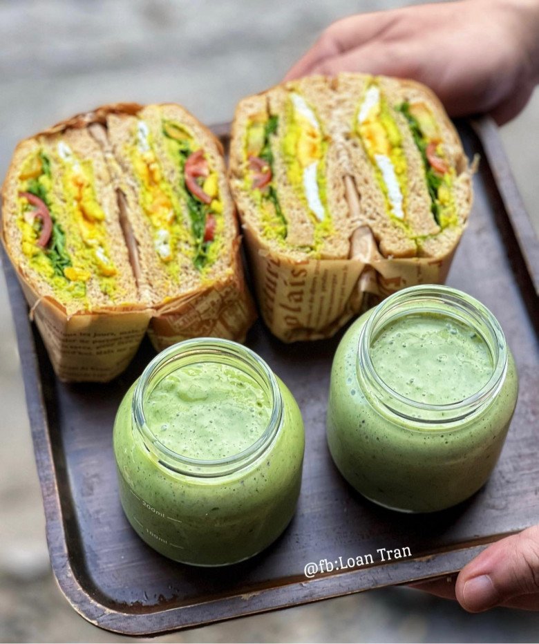 Một bữa sáng với ly sinh tṓ xanh và bánh mỳ kẹp Eat Clean.