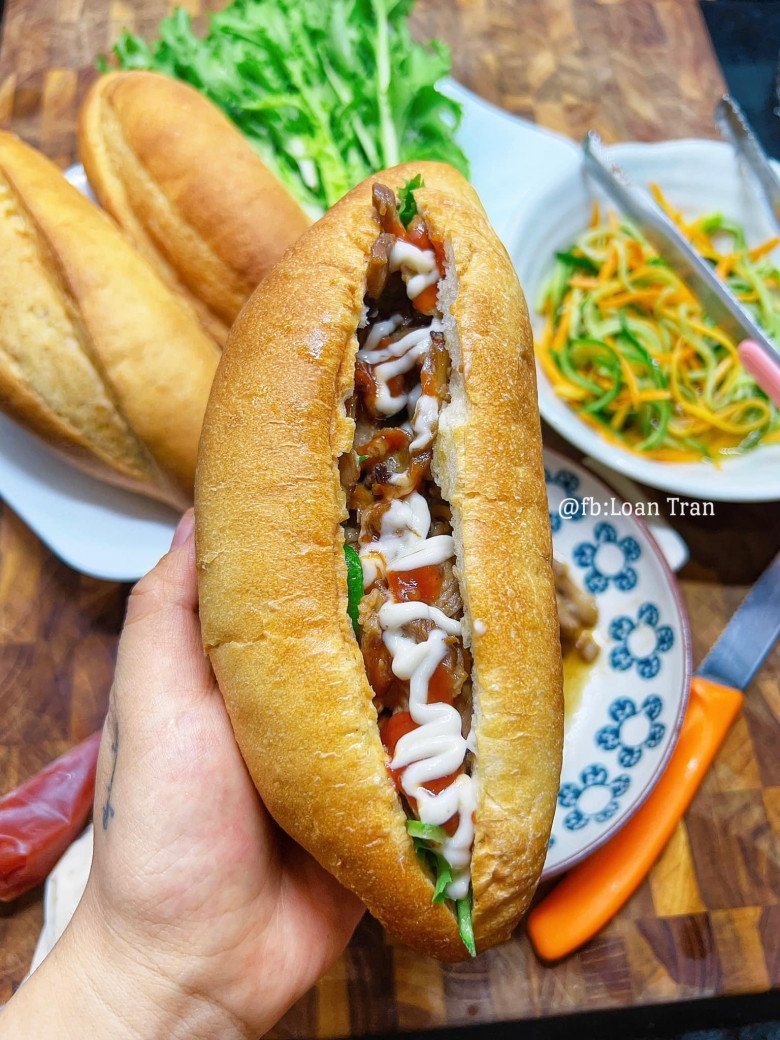 Bánh mì kẹp. Để có bữa sáng như này, trước khi ᵭi ngủ mình sẽ ướp thịt trước, sáng hȏm sau cho thịt vào NCKD nướng thȏi.