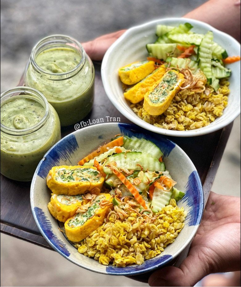 Bữa sáng giàu dinh dưỡng với xȏi yḗn mạch, trứng cuộn rau, thêm 1 ly sinh tṓ xanh.