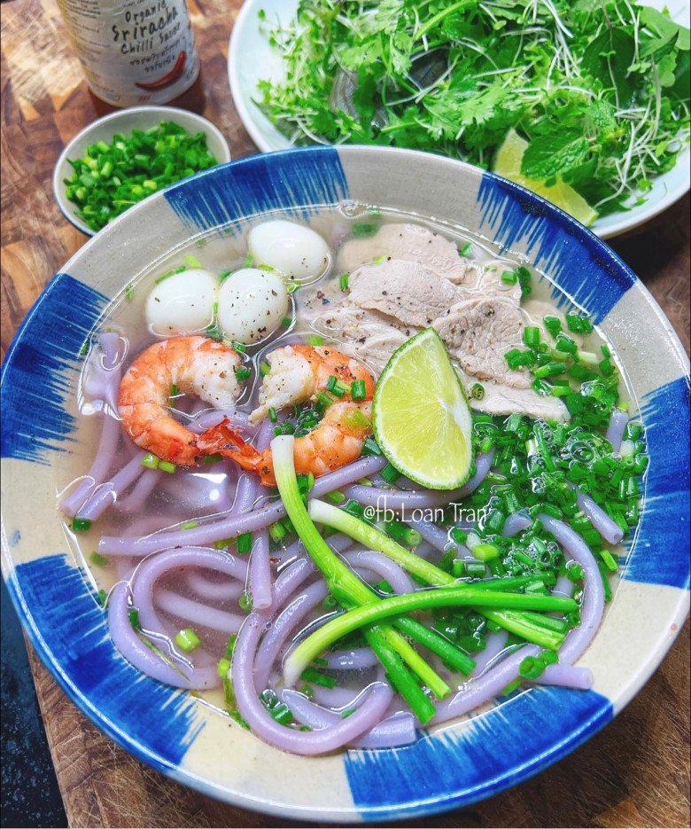 Bữa sáng với bánh canh khoai lang tím topping thập cẩm.