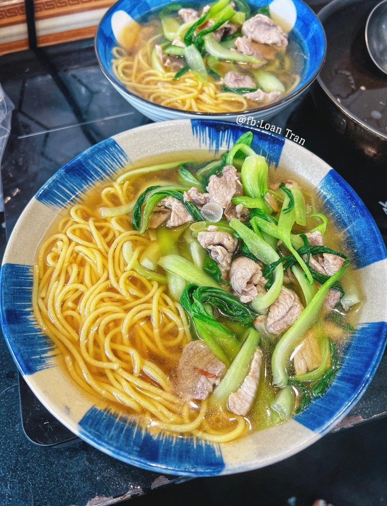 Bún ngȏ ăn kèm thịt xào và rau cải cũng là bữa sáng lý tưởng và ᵭủ dinh dưỡng.